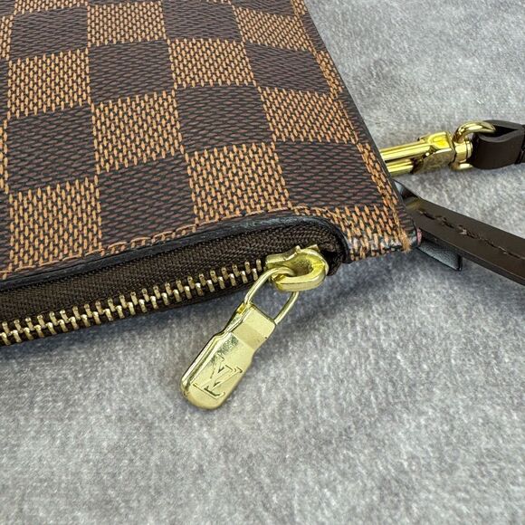 Louis Vuitton Damier Ebene Neverfull Pochette Wristlet Bag - Picture 9 of 14